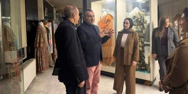 Le directeur délégué de l'Institut français d'Irak à Bagdad s'est rendu aujourd'hui à la maison de la mode et y a rencontré sa directrice, Mme Najwan Faris , et toute son équipe. 