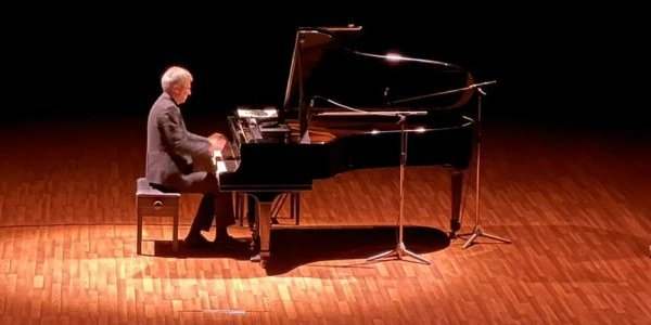 Récital de piano dans la salle Al Shaab
